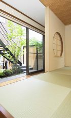 窓を開けると桂の木が現れる。