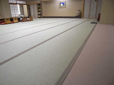 MIGUSA 市松-茶綠位于中央，邊緣用目積-粉紅點(diǎn)綴。